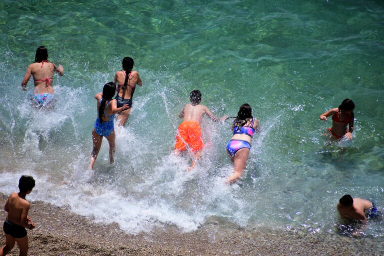 «Μην τα αφήνετε τα παιδιά από τα μάτια σας» – Τα λάθη που κάνουν συχνά οι γονείς στη θάλασσα — Ειδικός εξηγεί στο ΕΡΤNews