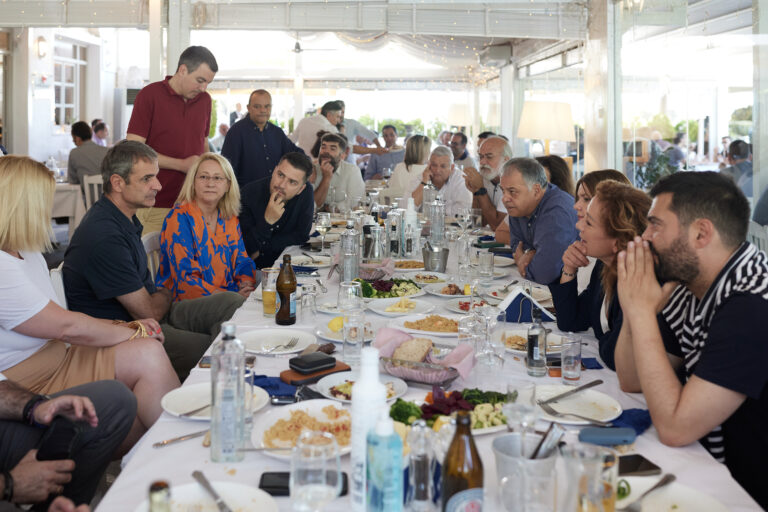 Η χαλάρωση των αρχηγών μετά την προεκλογική «μάχη»: Καφές, ούζα και συζήτηση με τους πολιτικούς συντάκτες