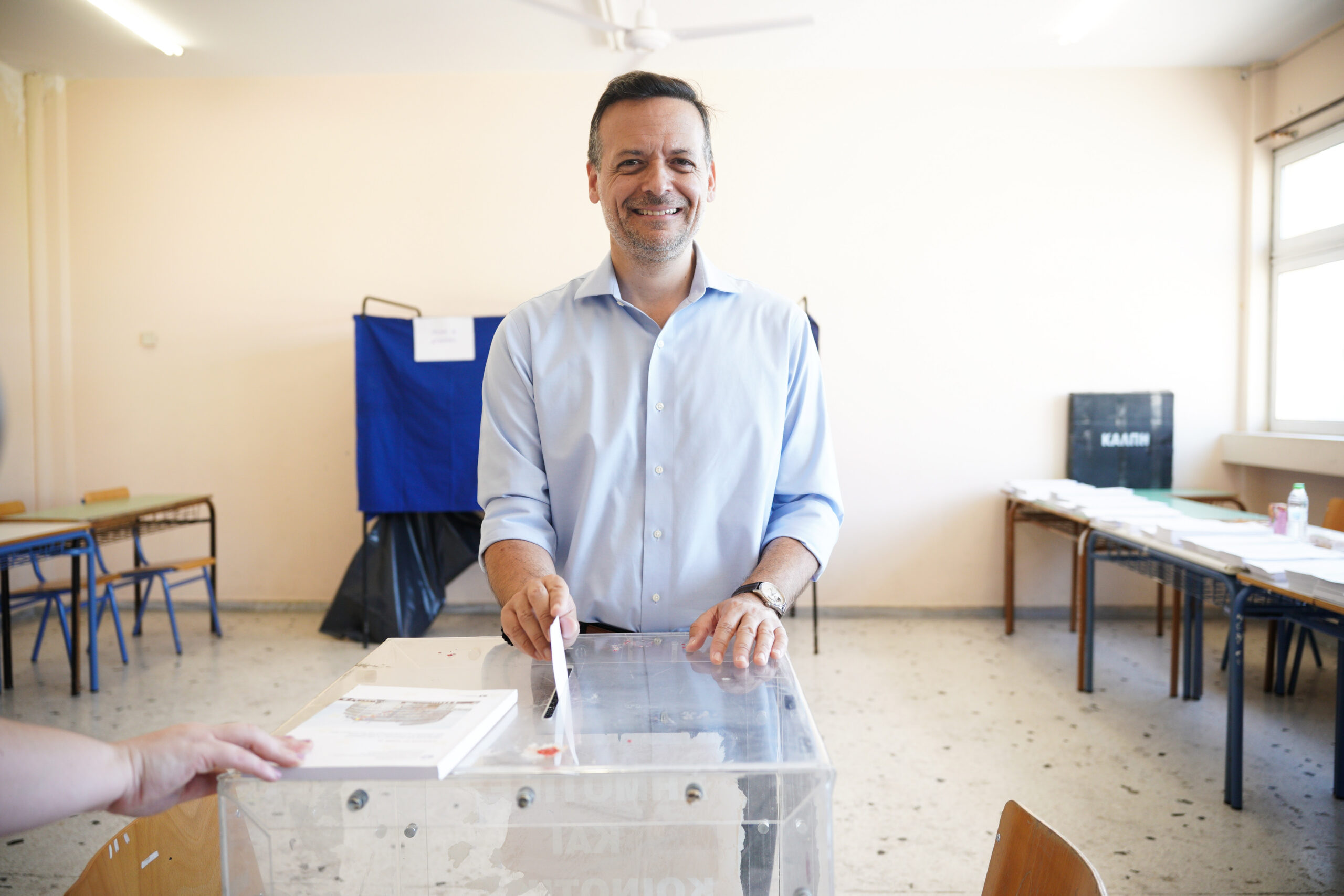 ΕΥΡΩΕΚΛΟΓΕΣ 2024 / ΨΗΦΟΦΟΡΙΑ ΑΠΟ ΤΟΝ ΔΗΜΑΡΧΟ ΑΘΗΝΑΙΩΝ ΧΑΡΗ ΔΟΥΚΑ  (ΓΡΑΦΕΙΟ ΤΥΠΟΥ ΔΗΜΟΥ ΑΘΗΝΑΙΩΝ/EUROKINISSI)