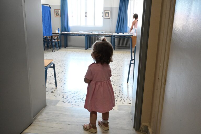 Ευρωεκλογές: Όσοι και όσα έκλεψαν την παράσταση μπροστά από τις κάλπες – Φωτογραφίες