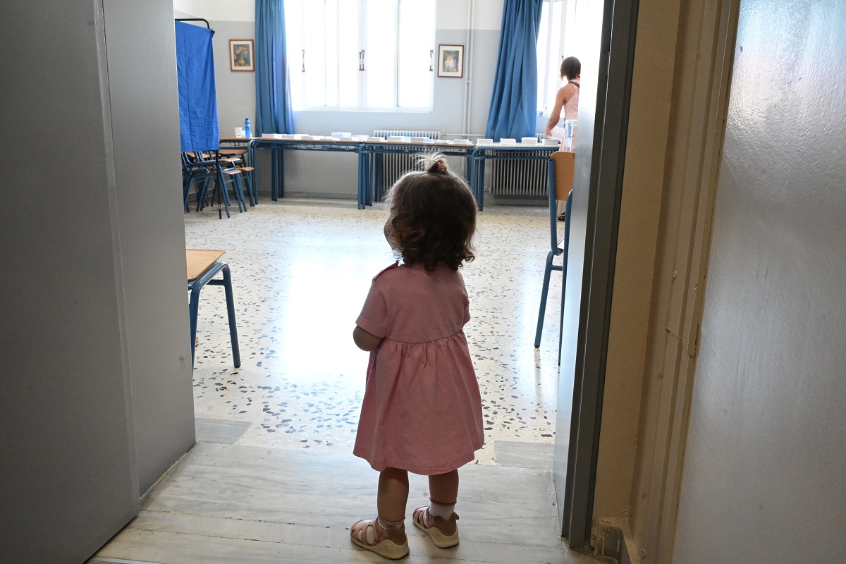Ευρωεκλογές: Όσοι και όσα έκλεψαν την παράσταση μπροστά από τις κάλπες – Φωτογραφίες