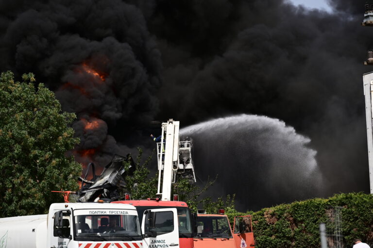 Κηφισιά: Εικόνες αποκάλυψης από τη μεγάλη φωτιά ύστερα από έκρηξη σε εργοστάσιο