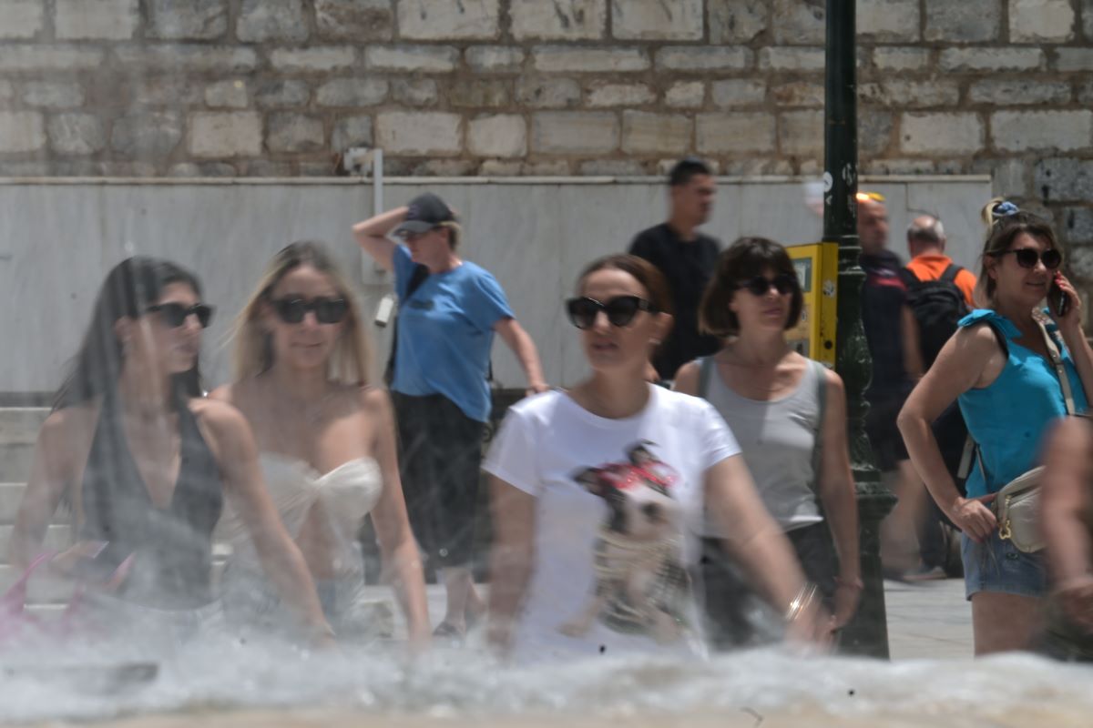 Η πιο «καυτή» ημέρα του πρώιμου καύσωνα – Ύφεση του φαινομένου από την Παρασκευή