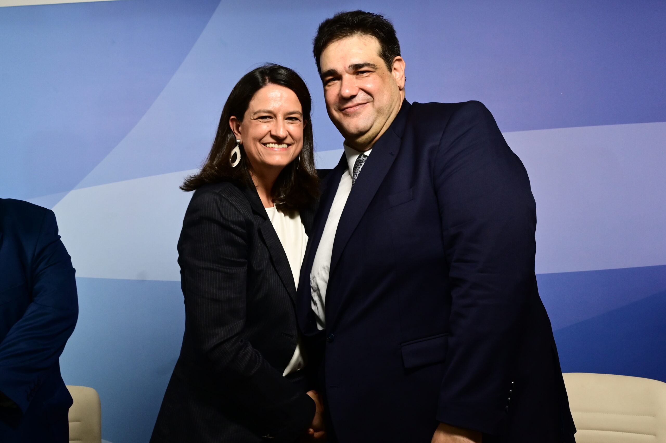 Σε εγκάρδιο κλίμα η τελετή παράδοσης-παραλαβής στο υπουργείο Εσωτερικών από τη Ν. Κεραμέως στο Θ. Λιβάνιο – Οι δηλώσεις