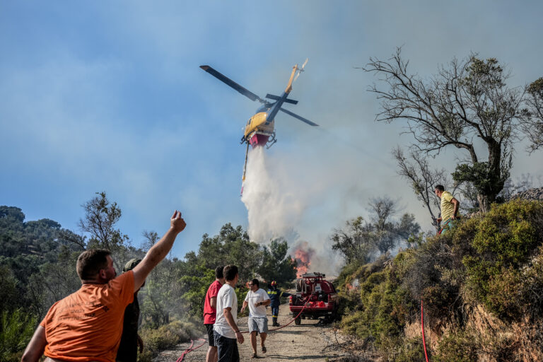 Διπλό πύρινο μέτωπο στην Ηλεία και νέες εκκενώσεις από το 112 – Περιορίζεται η φωτιά στην Αχαΐα