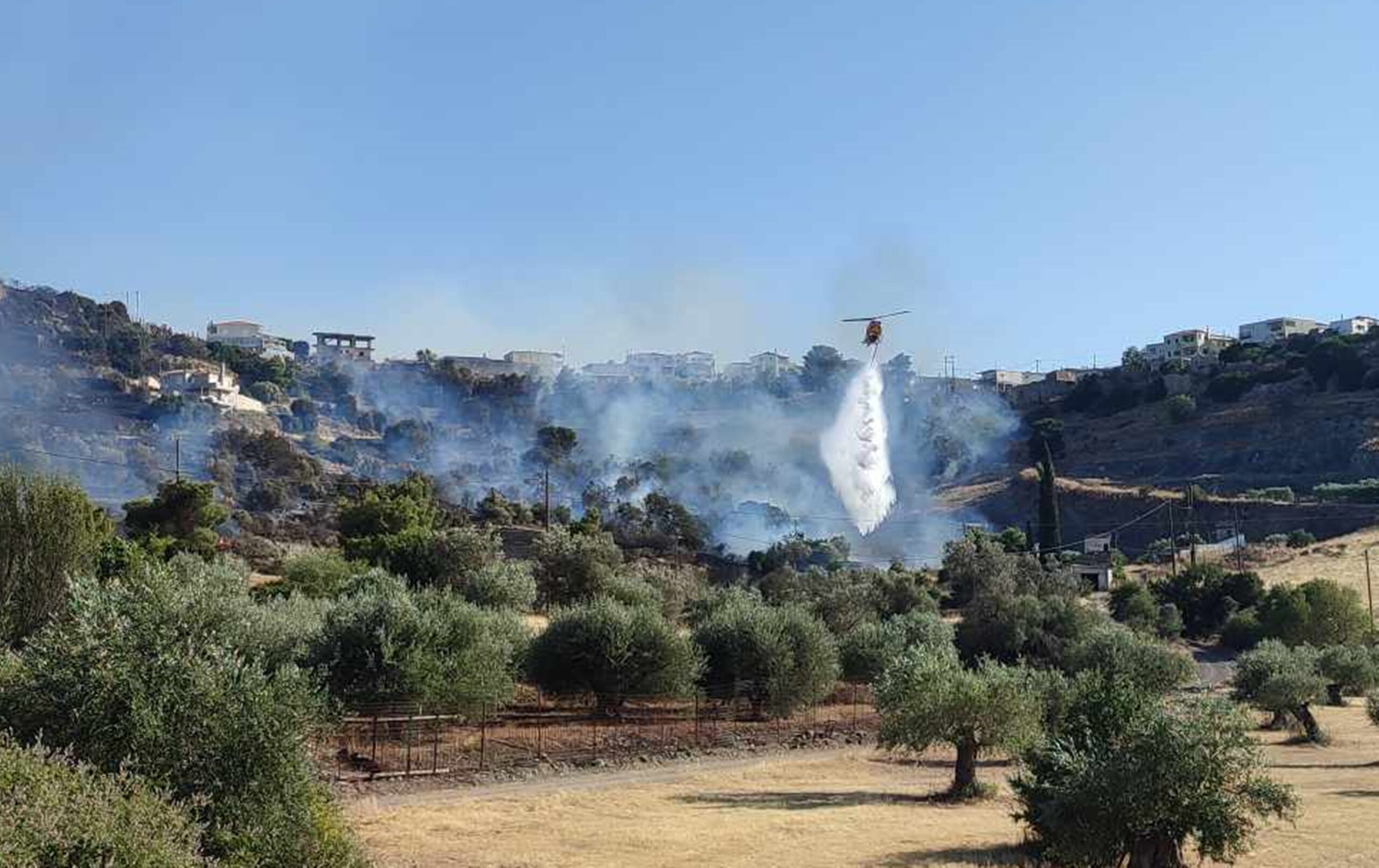 Υπό μερικό έλεγχο η φωτιά στη Σαλαμίνα – Κίνδυνος αναζωπυρώσεων σε Ηλεία, Αχαΐα, Αρκαδία