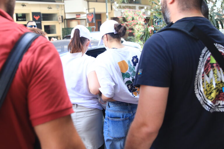 Ενώπιον του ανακριτή οι 13 συλληφθέντες για την πυρκαγιά στην Ύδρα – Κομβικές μαρτυρίες στη δικογραφία