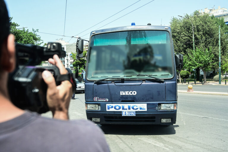 Ποινική δίωξη για ενδοοικογενειακή απειλή κατά συρροή ασκήθηκε στο δημοσιογράφο της ΕΡΤ – Σε δίκη στο Μονομελές Αυτόφωρο