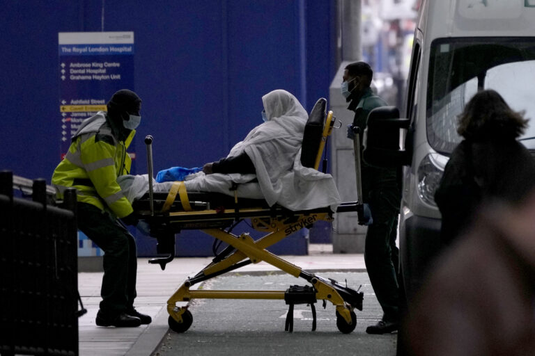 «Οι ασθενείς πεθαίνουν στους διαδρόμους του NHS» – Οι Βρετανοί νοσηλευτές κηρύσσουν τα νοσοκομεία σε κατάσταση έκτακτης ανάγκης
