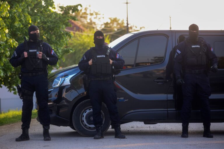 Επίθεση με τόξο μπροστά από την πρεσβεία του Ισραήλ στο Βελιγράδι με ένα νεκρό – Ενδείξεις για ανάμιξη των μουσουλμάνων Οαχαβιτών – Μία σύλληψη