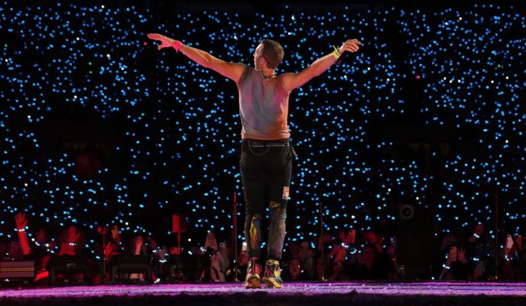 Συμβουλές των Coldplay λίγο πριν από τη συναυλία τους στο ΟΑΚΑ  – «Οι πόρτες δεν θα ανοίξουν πριν από τις 17:00, μην πιείτε πολύ αλκοόλ»