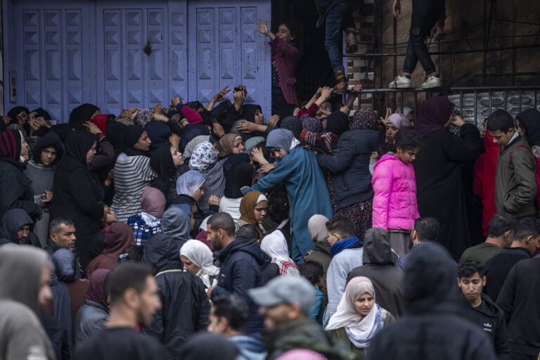 Γάζα: Η Oxfam καταγγέλλει τις «φρικτές» συνθήκες διαβίωσης στην αλ Μαουάσι, όπου υπάρχει μία τουαλέτα για 4.000 ανθρώπους
