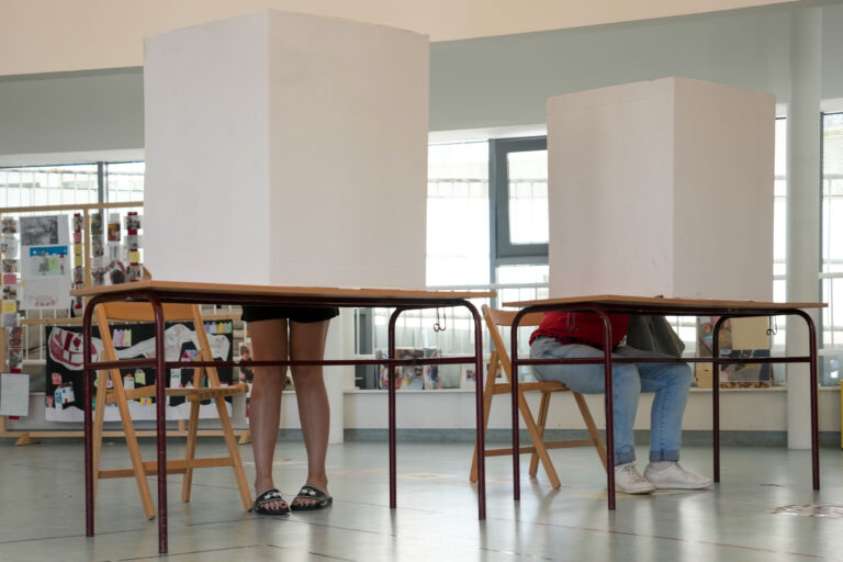 Σερβία: Οι δημοτικές εκλογές ήταν δημοκρατικές, υποστηρίζει ο Αλ. Βούτσιτς – Σοβαρές παρατυπίες σε Βελιγράδι και Νις καταγγέλλει η αντιπολίτευση