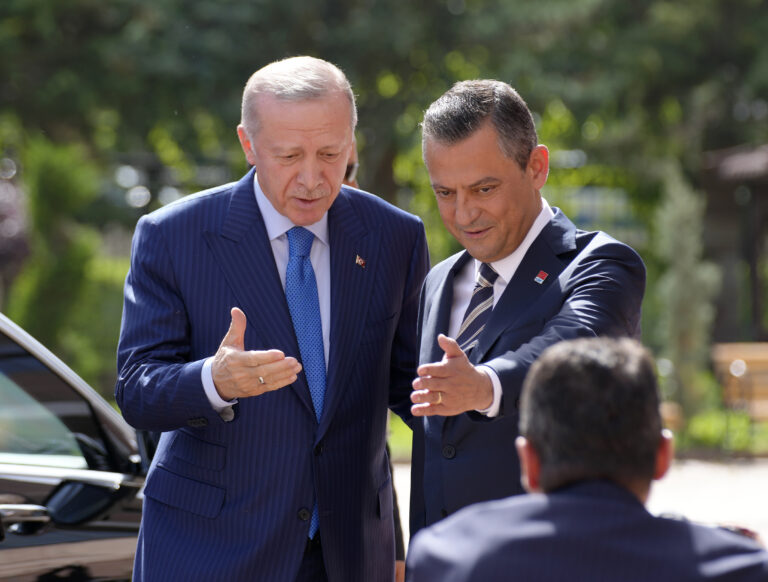 Τουρκία: Επίσκεψη Τ. Ερντογάν στο CHP έπειτα από 18 χρόνια