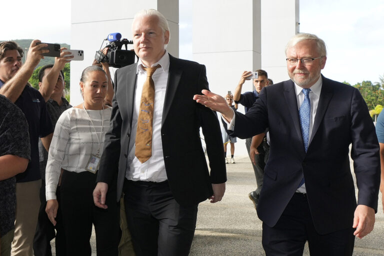 Ελεύθερος έπειτα από 14 χρόνια ο Τζ. Ασάνζ   – Το δικαστήριο επικύρωσε τη συμφωνία ενοχής, επιστρέφει στην Αυστραλία
