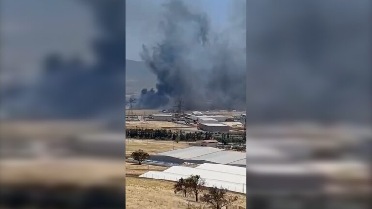 Πυρκαγιά σε χαμηλή βλάστηση στον Ασπρόπυργο, μήνυμα από το 112 – Επιχειρούν επίγειες και εναέριες δυνάμεις