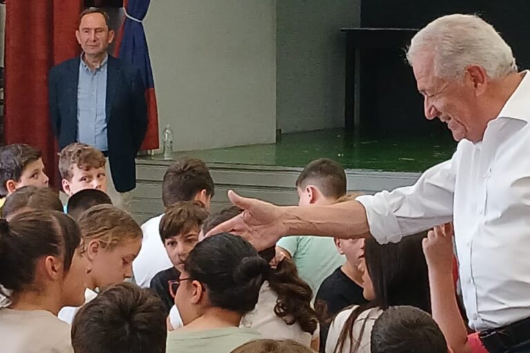 Ο πρώην Ευρωπαίος Επίτροπος Δ. Αβραμόπουλος συζήτησε με τα παιδιά για την Ευρώπη