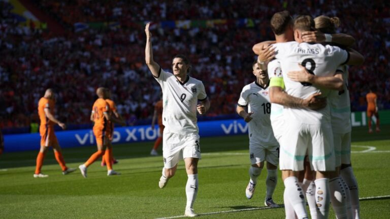 Η Αυστρία σόκαρε 3-2 την Ολλανδία και τερμάτισε πρώτη στον όμιλο-φωτιά