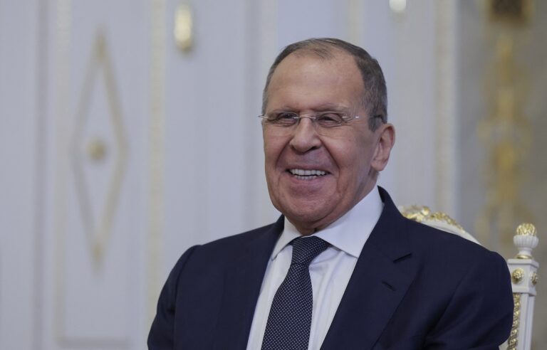 Σ. Λαβρόφ: Η Δύση προσπαθεί να παίξει το πυρηνικό χαρτί