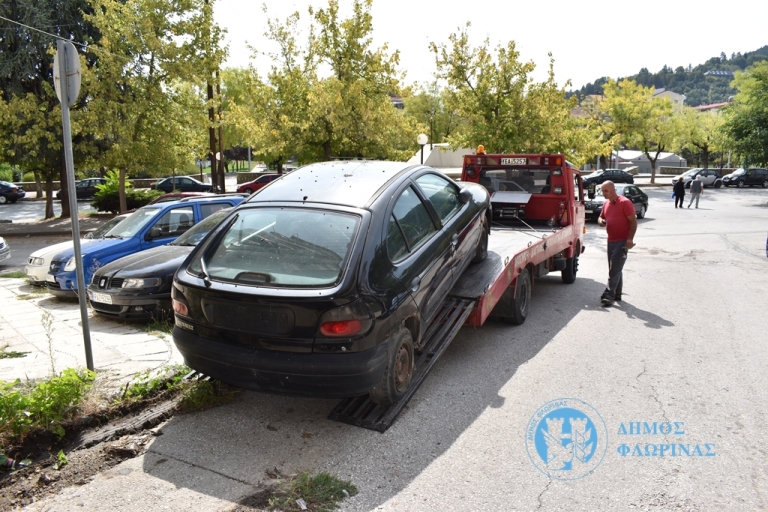 Φλώρινα: Απομακρύνονται τα εγκαταλελειμμένα αυτοκίνητα από τους δρόμους της πόλης
