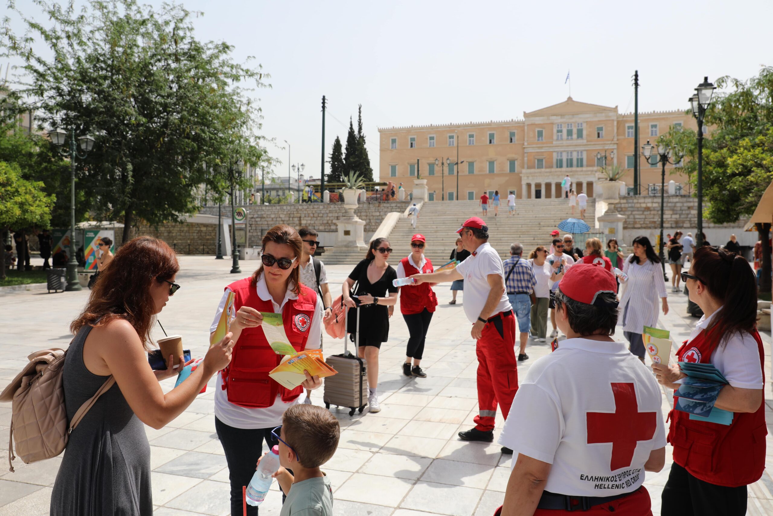 Ο Ερυθρός Σταυρός πραγματοποιεί εκτάκτως δράση υποστήριξης πολιτών στην Πλατεία Συντάγματος (11/6) ενόψει καύσωνα