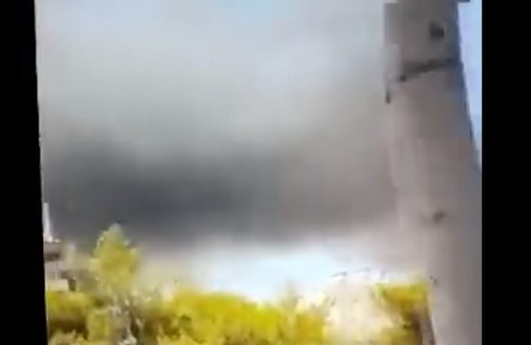 Φωτιά σε εργοστάσιο στο Μοσχάτο και μήνυμα από το 112 – «Καπνοί κατευθύνονται στην περιοχή σας, κλείστε πόρτες και παράθυρα»