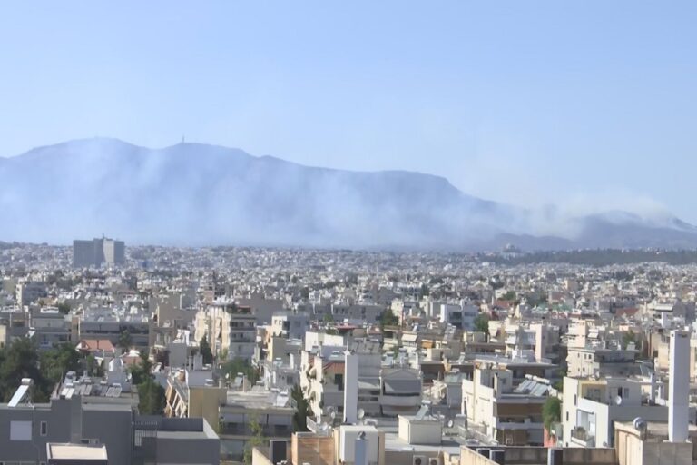 Οι πυκνοί καπνοί από τη φωτιά στην Πάρνηθα «έπνιξαν» τη δυτική Αττική