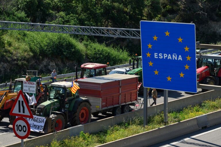 Γαλλία: Διαδηλώσεις αγροτών επιβάλλουν περιορισμούς στην κυκλοφορία στα σύνορα με την Ισπανία