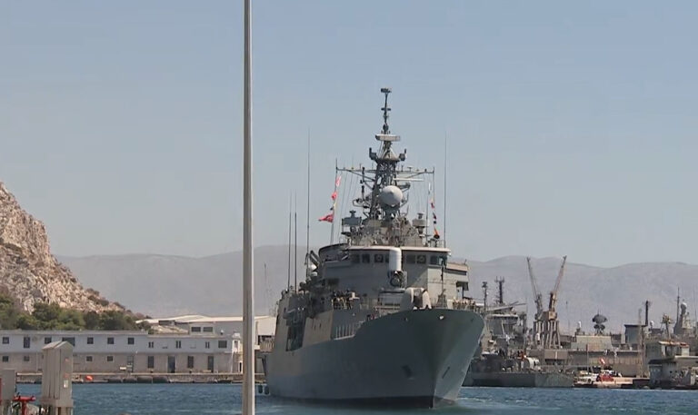 Η φρεγάτα «Ψαρά» εντάσσεται στην επιχείρηση της ΕΕ «Aspides» – Η στιγμή που λύνει κάβους για την Ερυθρά θάλασσα