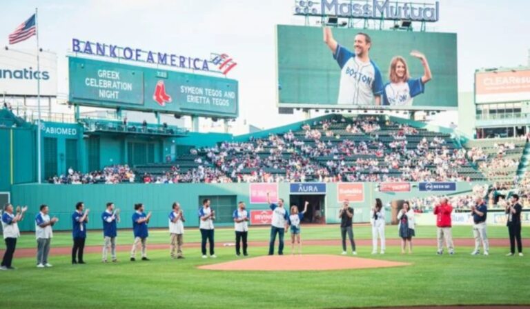 Στα γαλανόλευκα «ντύθηκε» το γήπεδο των Boston Red Sox στη Βοστώνη