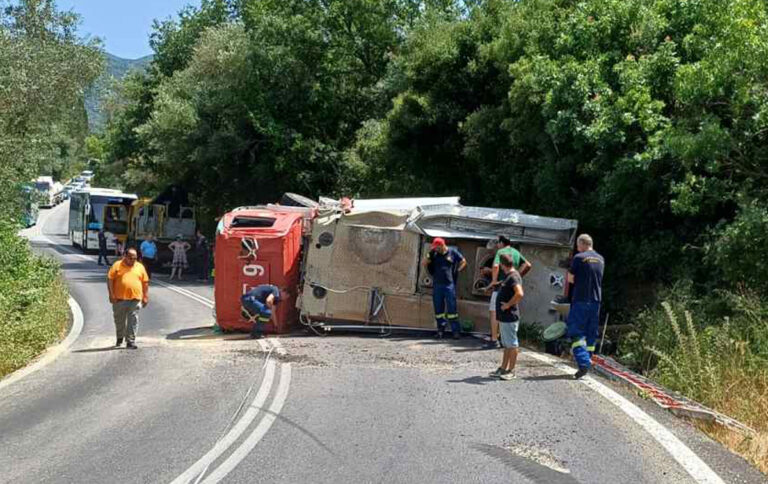 Κέρκυρα: Ανατροπή πυροσβεστικού οχήματος στον δρόμο προς Ρεκίνι – Στο νοσοκομείο προληπτικά δύο πυροσβέστες
