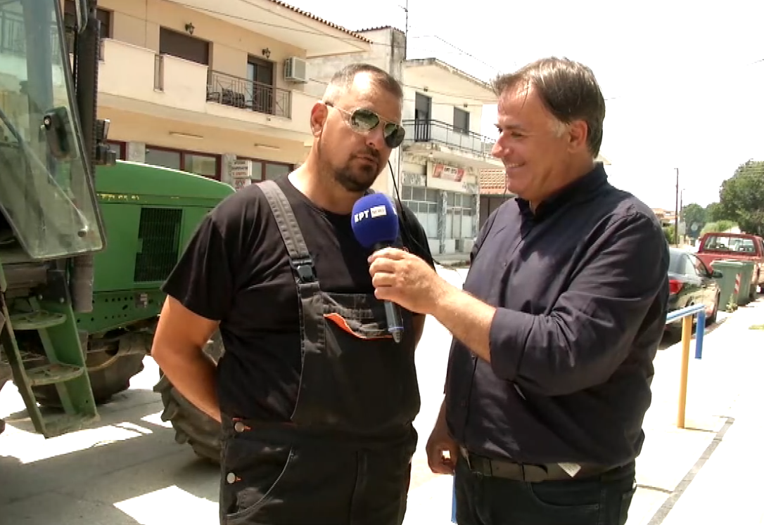 Σέρρες: Από το χωράφι στο εκλογικό κέντρο με το… τρακτέρ για να ψηφίσει