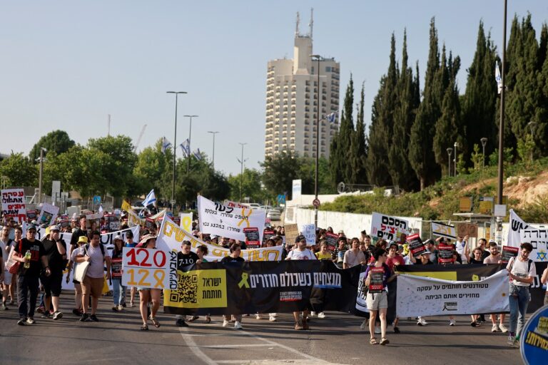 Ισραηλινοί διαδηλωτές απέκλεισαν κεντρικούς δρόμους στην Ιερουσαλήμ και την Ερζλίγια, απαιτώντας εκλογές