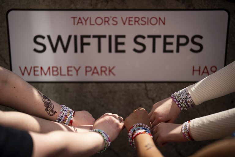 «Swiftie Steps» – Το γιγάντιο γκράφιτι της Τέιλορ Σουίφτ στο Γουέμπλεϊ έγινε τουριστική ατραξιόν
