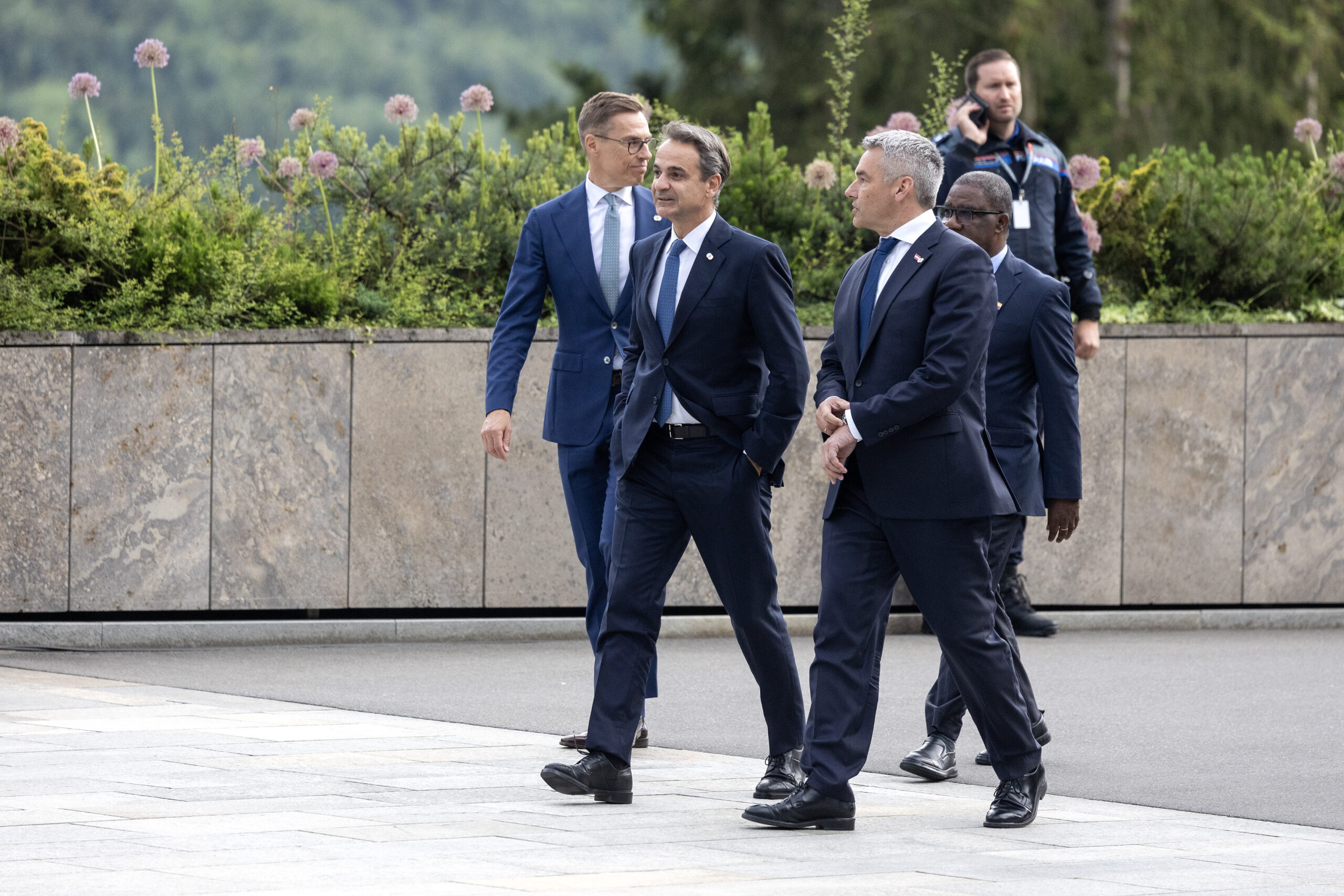 Ο πρωθυπουργός στη διάσκεψη για την ειρήνη στην Ελβετία – Σήμερα η τοποθέτησή στην ολομέλεια για την επισιτιστική ασφάλεια