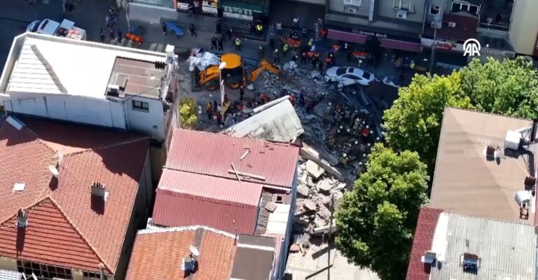 Κωνσταντινούπολη: Ένας νεκρός, οκτώ τραυματίες μετά την κατάρρευση κτηρίου – Βίντεο από τη μοιραία στιγμή