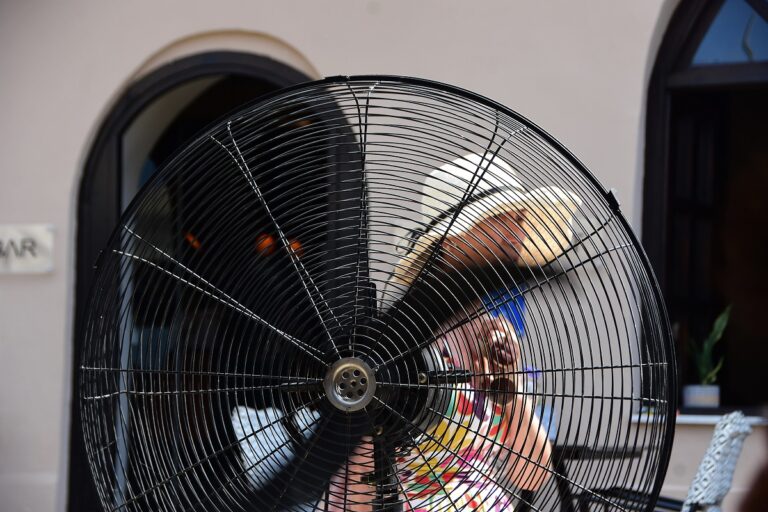 Ενεργειακός επιθεωρητής για εξοικονόμηση ενέργειας: Πώς επιτυγχάνεται από το συνδυασμό ανεμιστήρα οροφής και κλιματιστικού