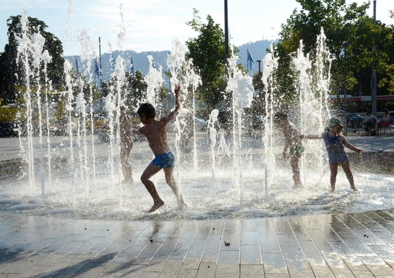 Μελέτη: Η έκθεση των μικρών παιδιών σε ακραία ζέστη ή κρύο μπορεί να επηρεάσει την ανάπτυξη του εγκεφάλου