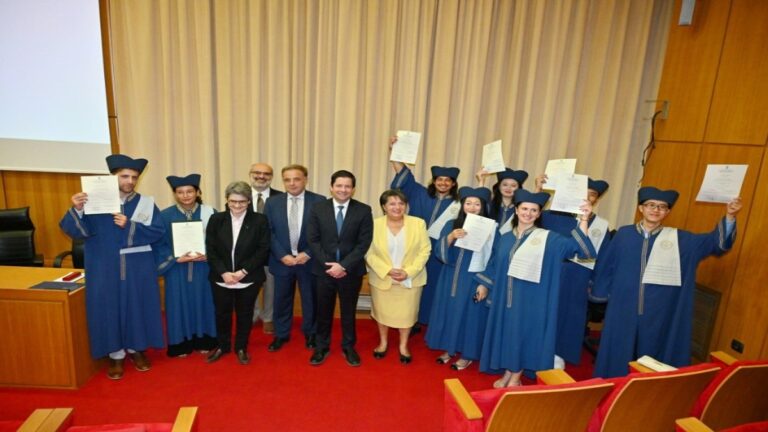 Τελετή αποφοίτησης του πρώτου ξενόγλωσσου προπτυχιακού προγράμματος σπουδών στην Ελλάδα