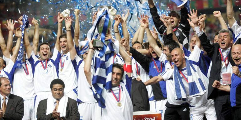 4 Ιουλίου 2004 – 4 Ιουλίου 2025: Όταν τα παιδιά του Ότο Ρεχάγκελ έκαναν τον κόσμο να παραμιλάει για την εθνική (video)