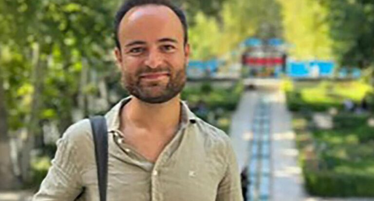 Ελεύθερος αφέθηκε από τις αρχές του Ιράν, ο υπήκοος Γαλλίας Λουί Αρνό – Συμμετείχε στις διαδηλώσεις για το θάνατο της Μ. Αμινί