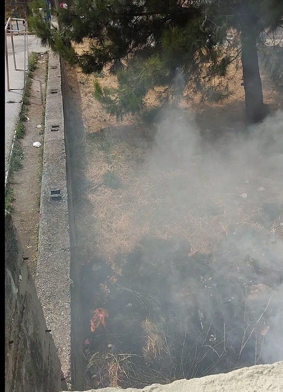 Μικρή φωτιά αναστάτωσε τα σχολικά συγκροτήματα της Καλλιθέας στη Μυτιλήνη