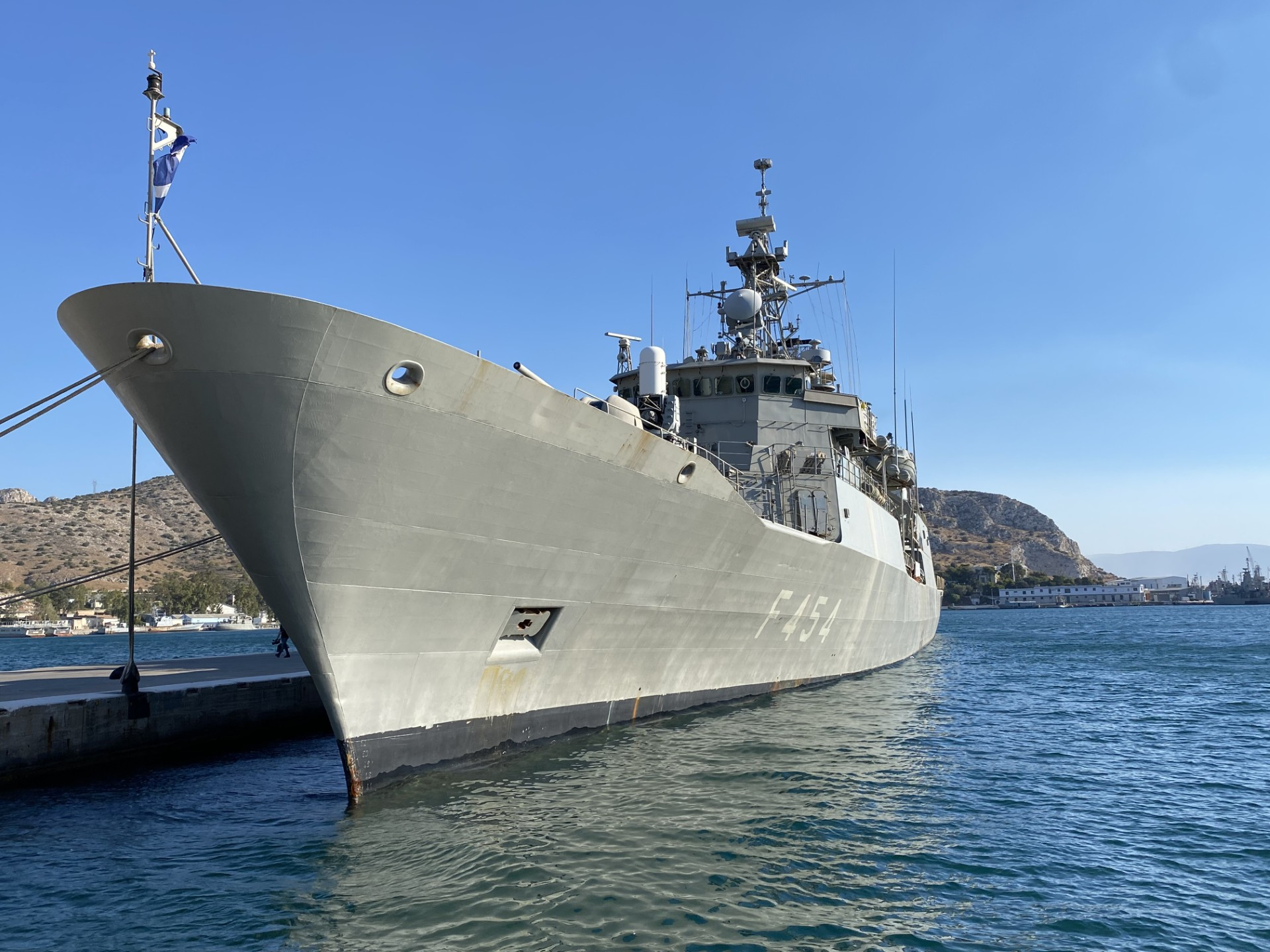 Η φρεγάτα «Ψαρά» λύνει κάβους για την Ερυθρά θάλασσα, εντασσόμενη στην επιχείρηση της ΕΕ «Aspides»