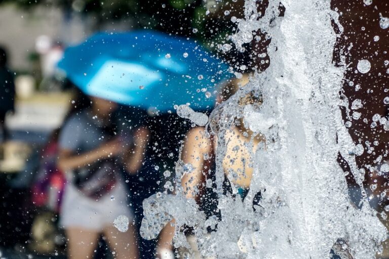 Καύσωνας: Έκτακτα μέτρα από τον δήμο Αθηναίων – Πού λειτουργούν κλιματιζόμενοι χώροι