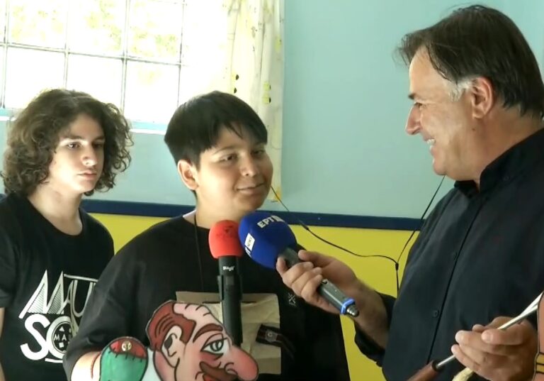 Σέρρες: Ένας 12χρονος καραγκιοζοπαίκτης δίνει παραστάσεις πίσω από τον μπερντέ