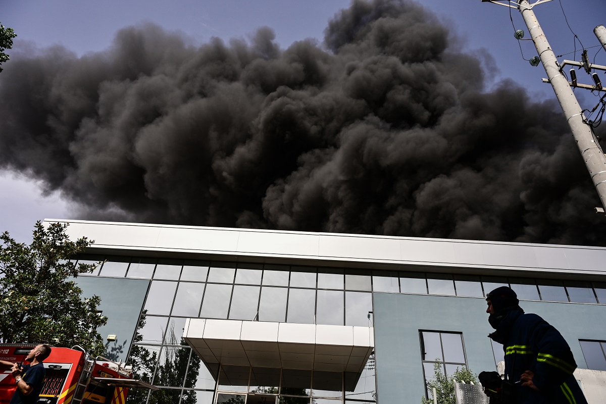 Κάτω Κηφισιά: Ολοκληρωτική η καταστροφή στο εργοστάσιο PAL – Ανησυχία από τις τοξικές ουσίες στην ατμόσφαιρα
