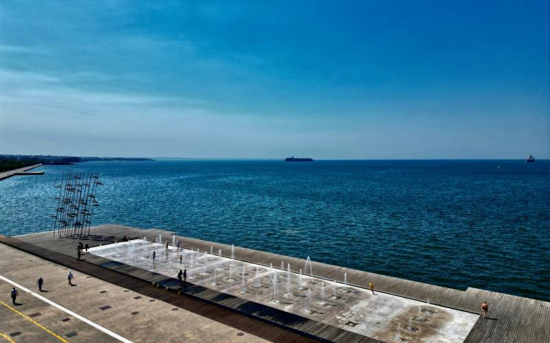 Θεσσαλονίκη: Καθαρίζει η Νέα Παραλία από τις μουτζούρες, αλλάζουν τα παγκάκια και «γεννιέται» υπαίθρια έκθεση έργων τέχνης