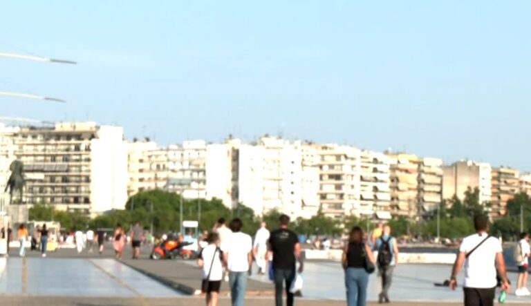 Θεσσαλονίκη: Βόλτα στη Νέα Παραλία για όσους παρέμειναν στην πόλη