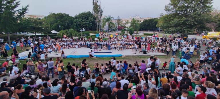 Χανιά: Περισσότερα από 300 παιδιά των Νηπιαγωγείων του Δήμου Χανίων ένωσαν τις φωνές τους με τις μελωδίες του Μίκη Θεοδωράκη