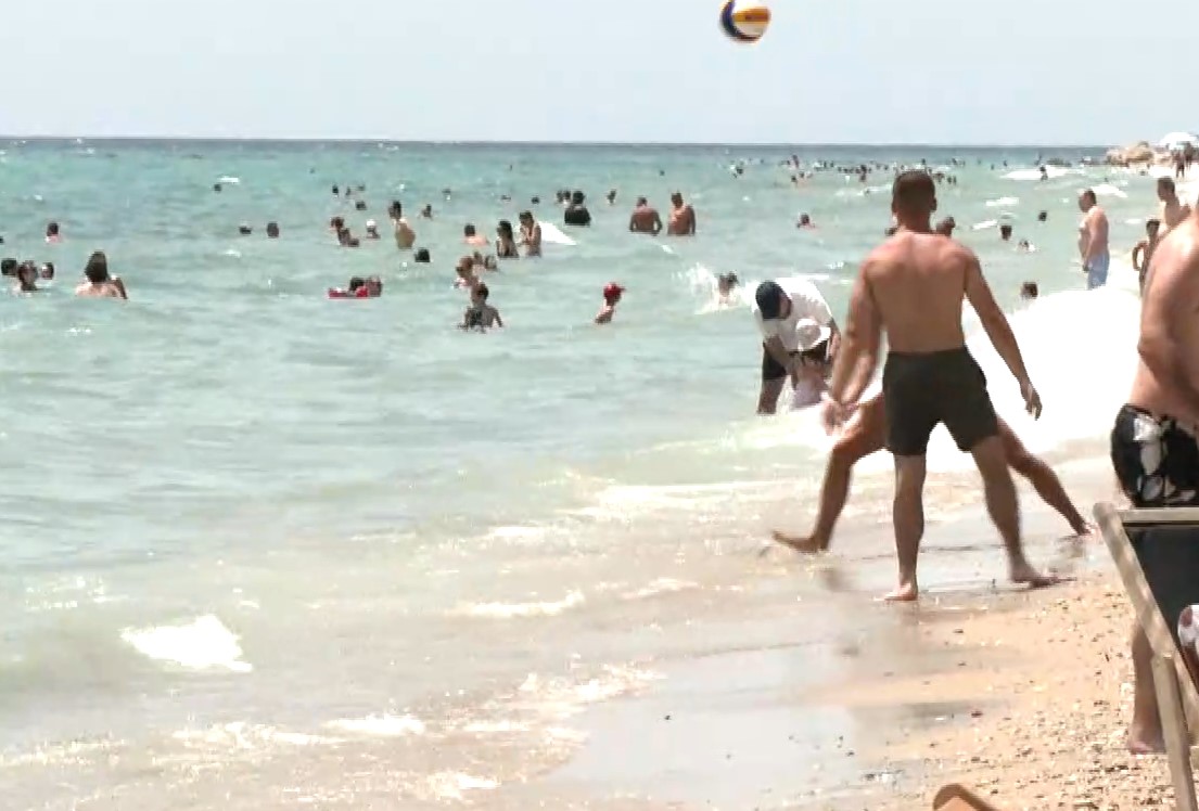 “Βουλιάζουν” από κόσμο οι παραλίες της Χαλκιδικής